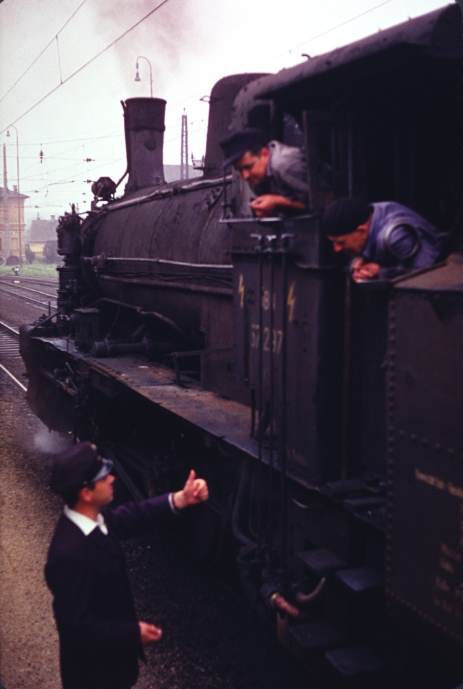 ÖBB 57 297 exchanging instructions.